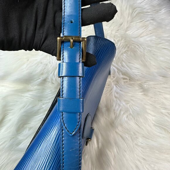 ❌SOLD❌ Authentic Louis Vuitton Saint Cloud GM Epi Leather Crossbody Shoulder Bag - Picture 17 of 17